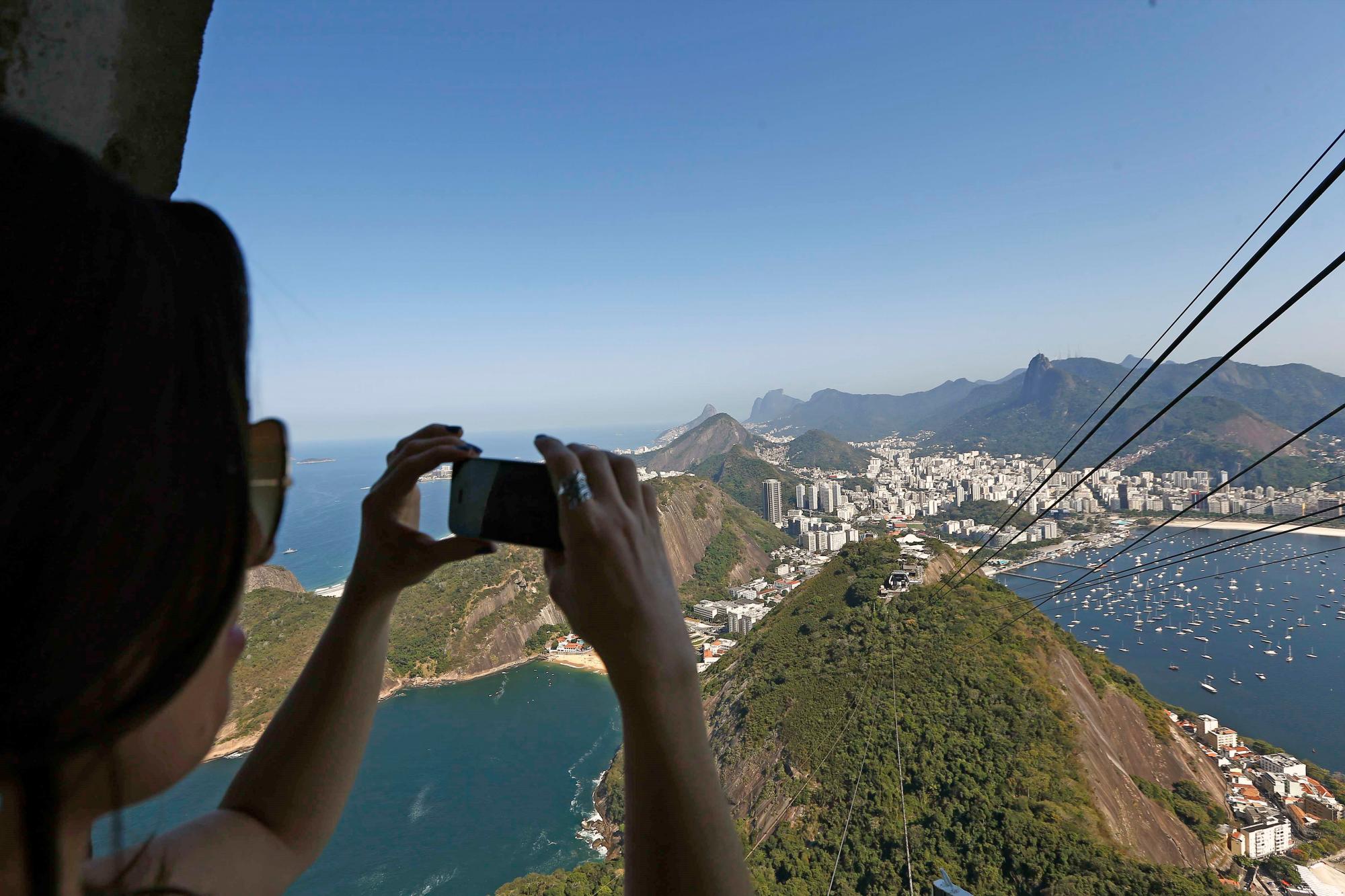 Una turista toma una fotografía de la ciudad de Río desde el cerro del Pan de Azúcar. Brasil no es un país para que la mujer viaje en solitario. 