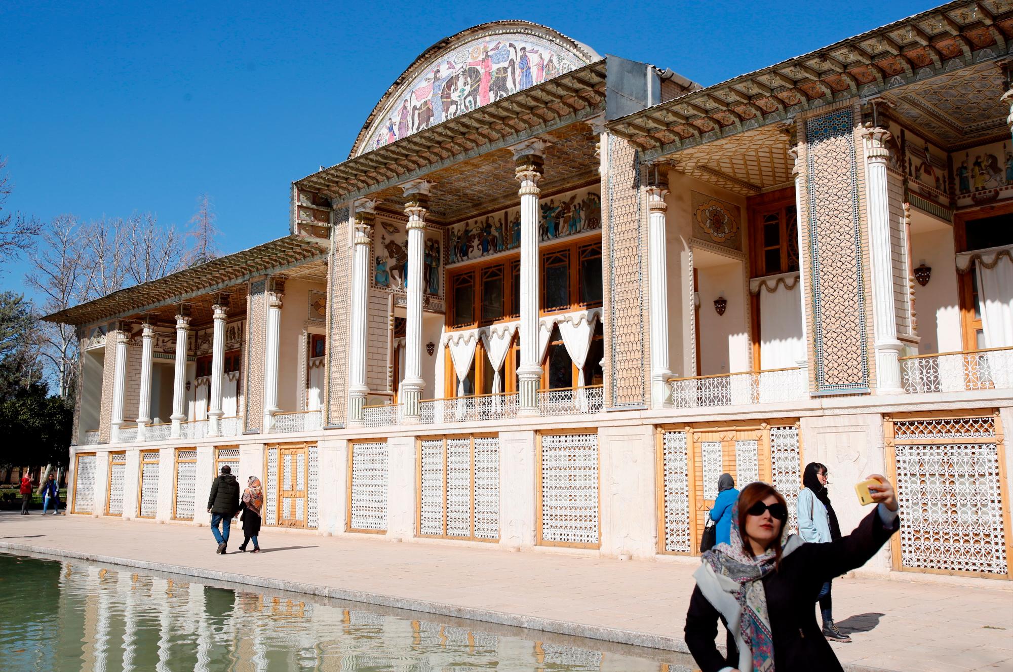 Una mujer se hace un selfie en la ciudad de Shiraz (Irán).