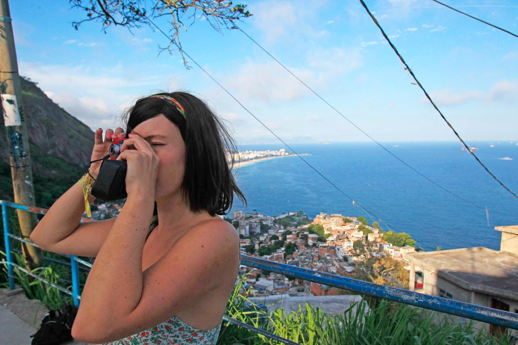 Una turista toma fotos en la favela de Vidigal en Río de Janeiro (Brasil). 