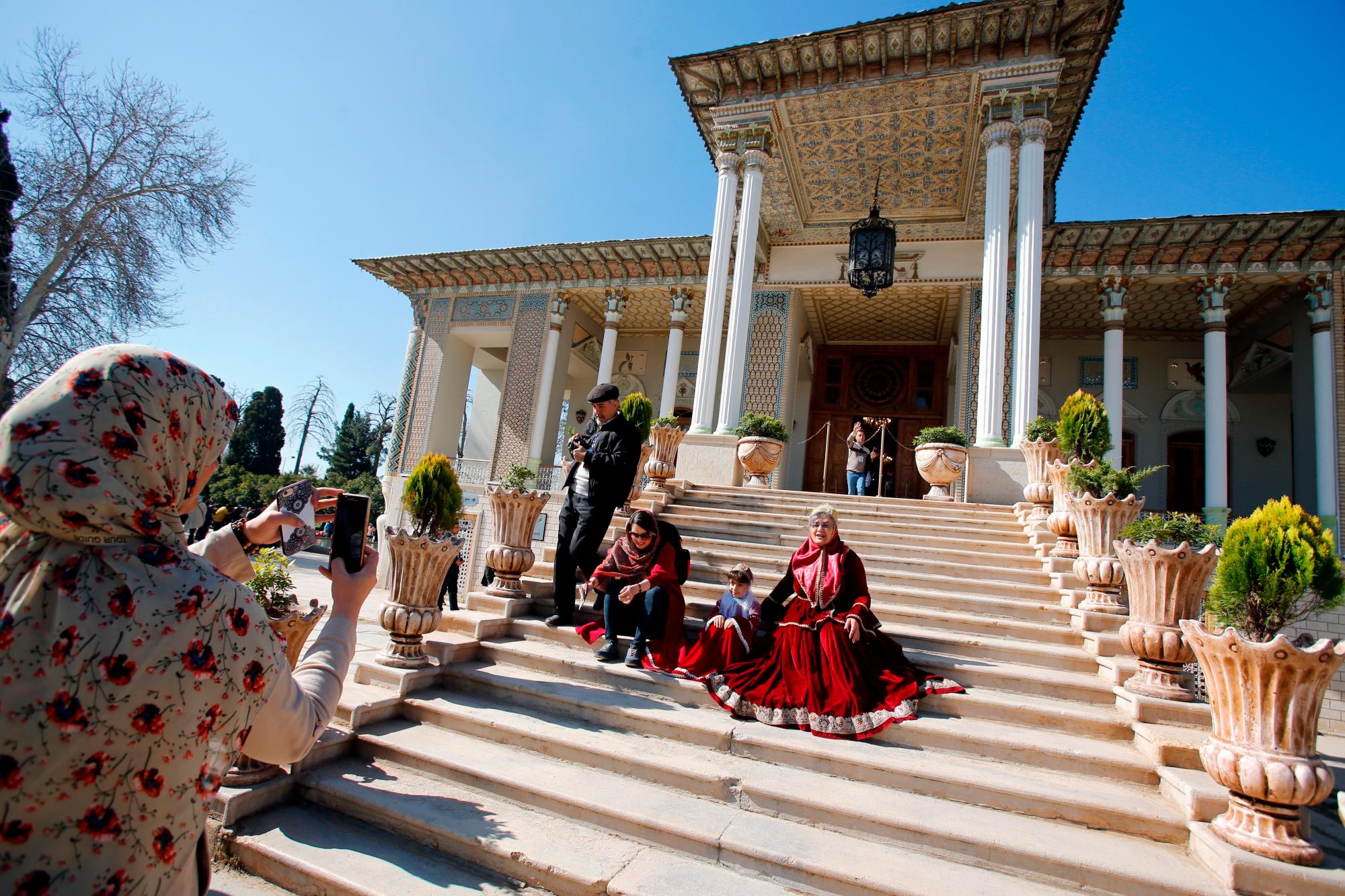 Una mujer hace una fotografía en el Jardín Afif-Abad (Jardín Gulshan) en la ciudad de Shiraz (Irán).