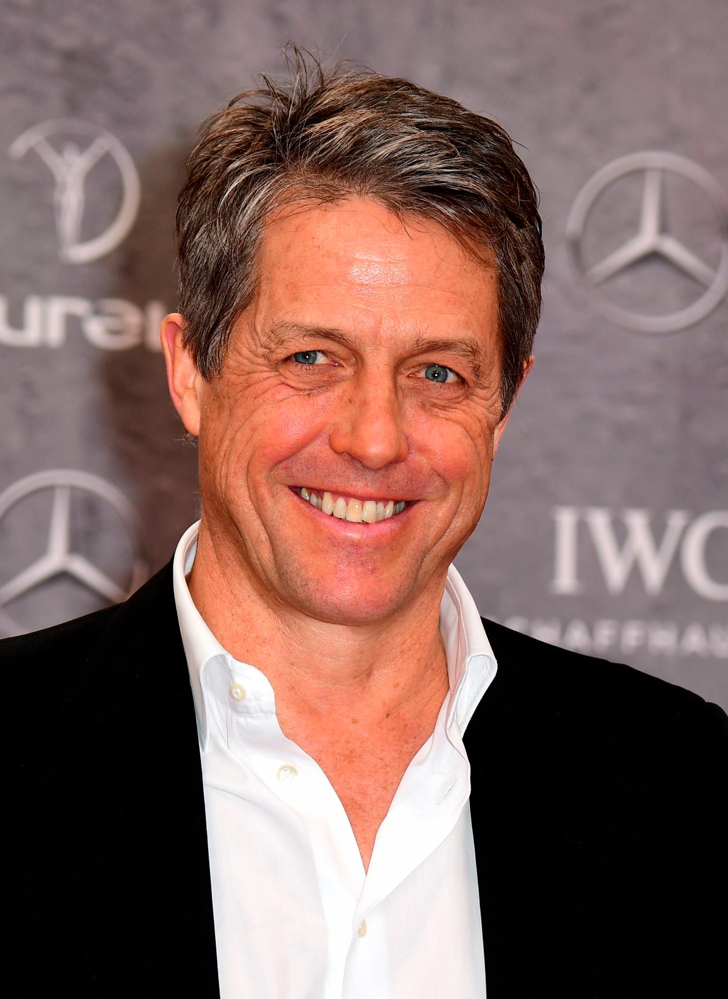 Hugh Grant llega a la entrega de los premios Laureus World Sports Awards en febrero de 2020.
