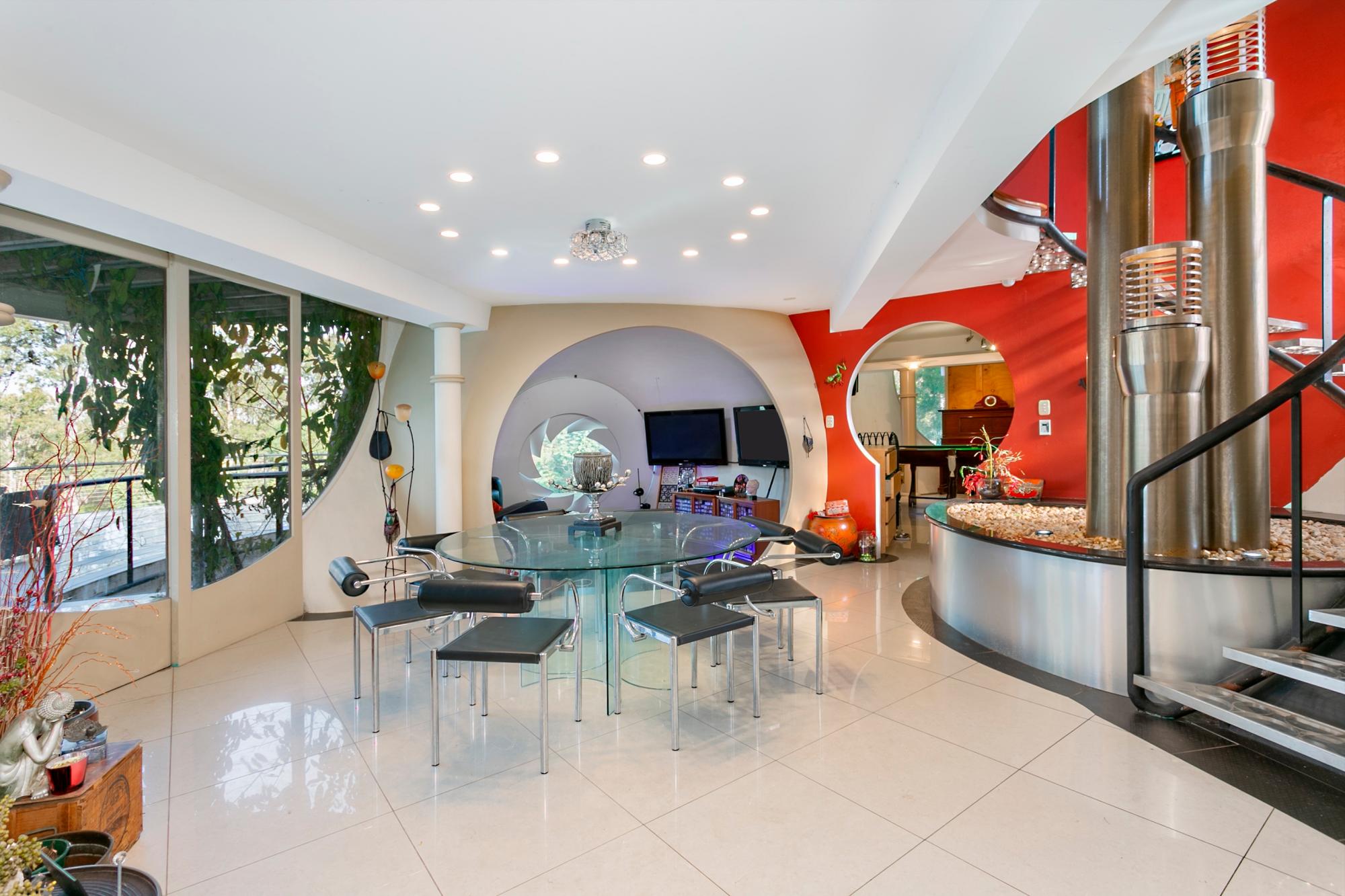 La ausencia casi total de esquinas y rincones en el interior produce una mayor sensación de espacio y libertad de movimientos. 