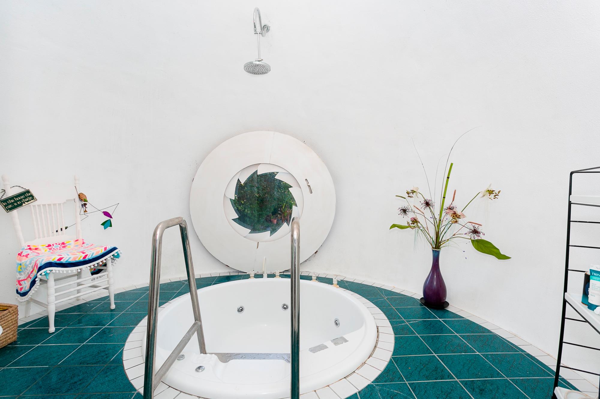 Las contraventanas, para las que se pidió asesoramiento a la NASA, se asemejan al iris de un ojo y pueden abrirse y cerrarse a distancia.