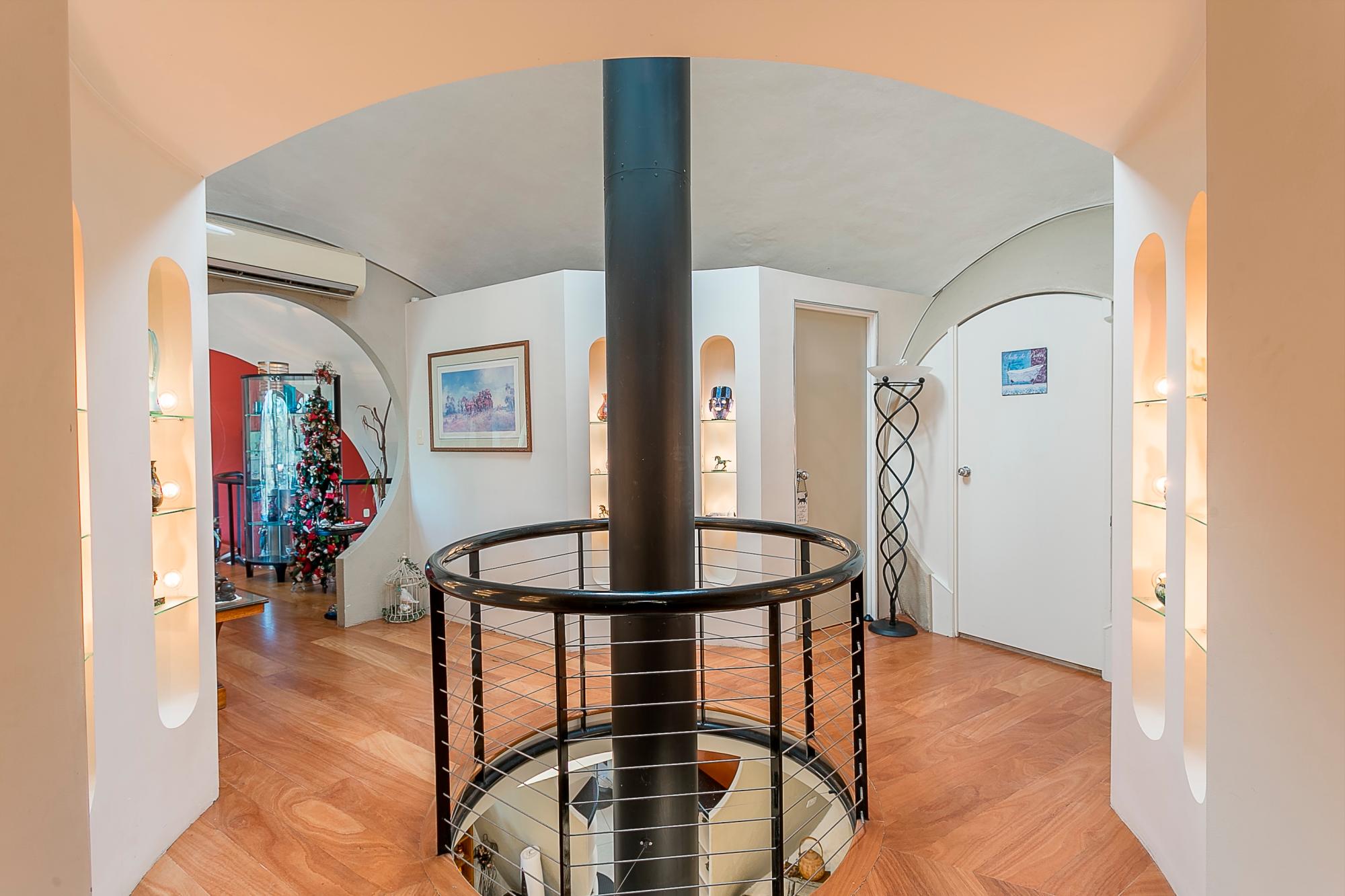 Una chimenea situada en la parte central de la casa burbuja permite calefaccionar de manera uniforme los niveles uno y dos.