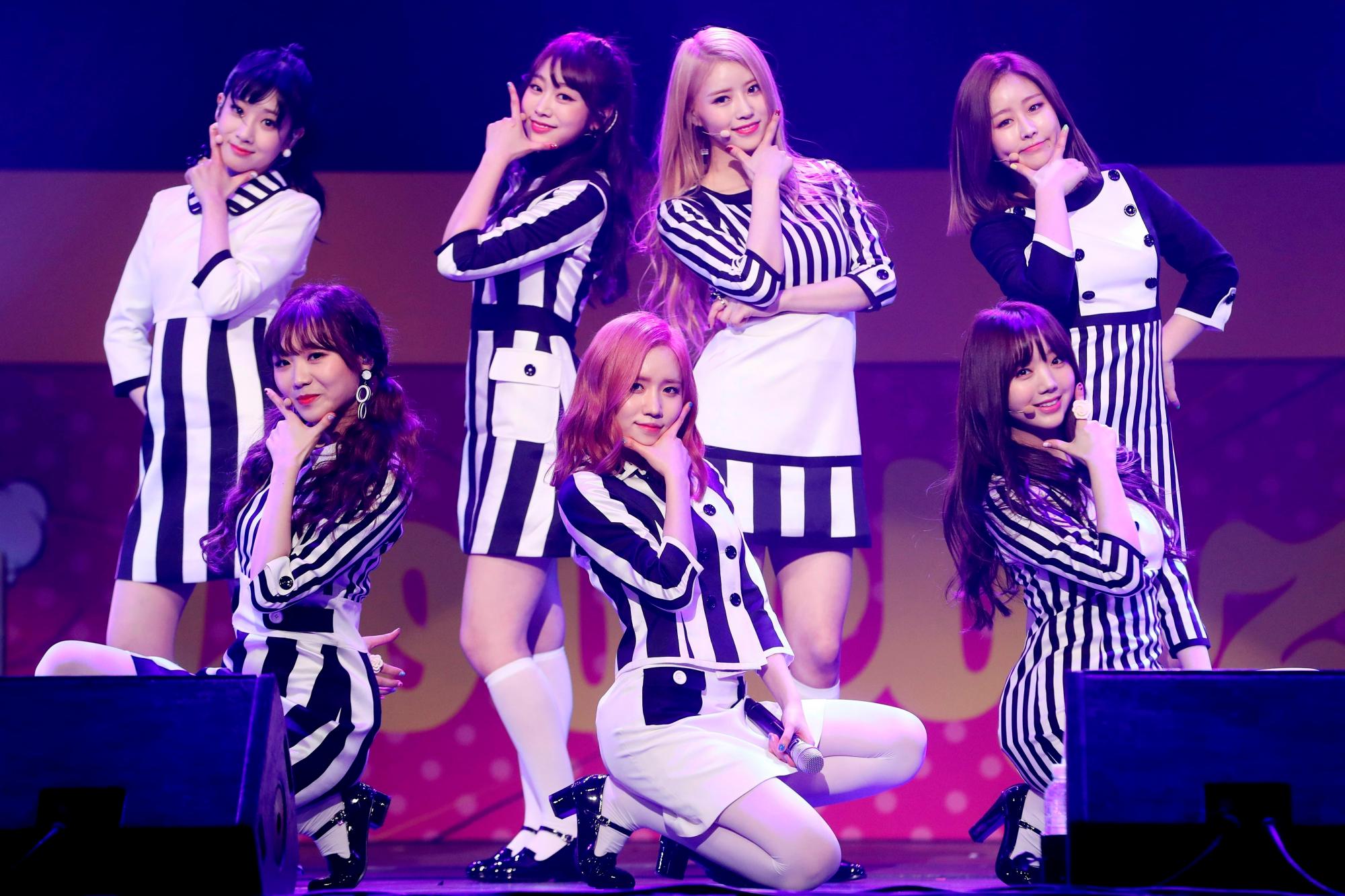 El grupo femenino surcoreano Lovelyz promociona su segundo álbum en una sala de conciertos en Seúl, Corea del Sur.