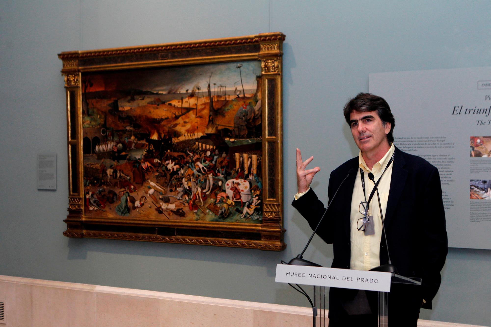 Alejandro Vergara, jefe de conservación de pintura flamenca del Museo del Prado, durante la presentación de la restauración de “El triunfo de la muerte”, de Pieter Brueghel el Viejo. 