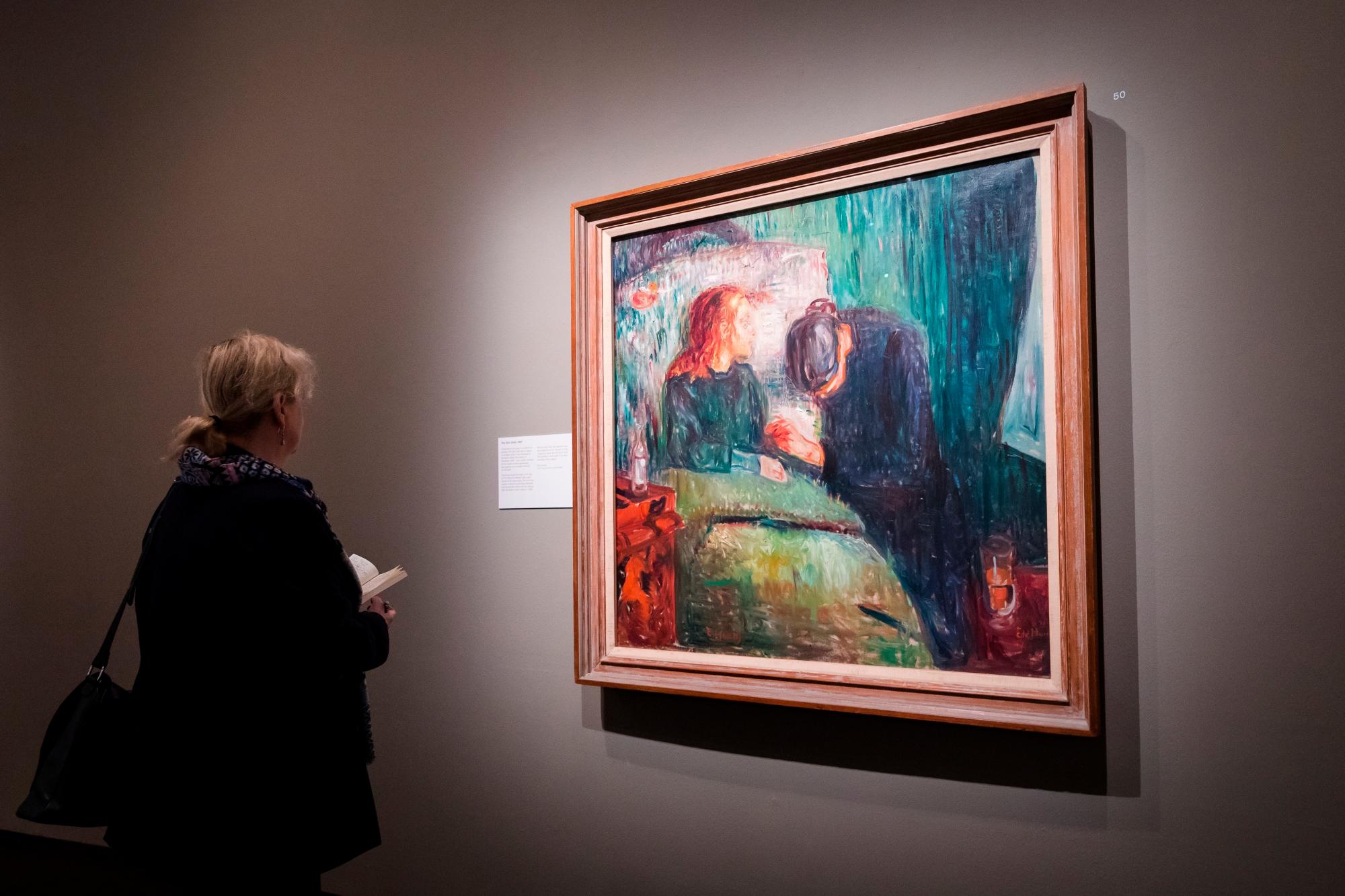 Una visitante contempla la obra “La niña enferma” (1907) del pintor noruego Edvard Munch (1863-1944) en el Museo Británico de Londres (Reino Unido). 