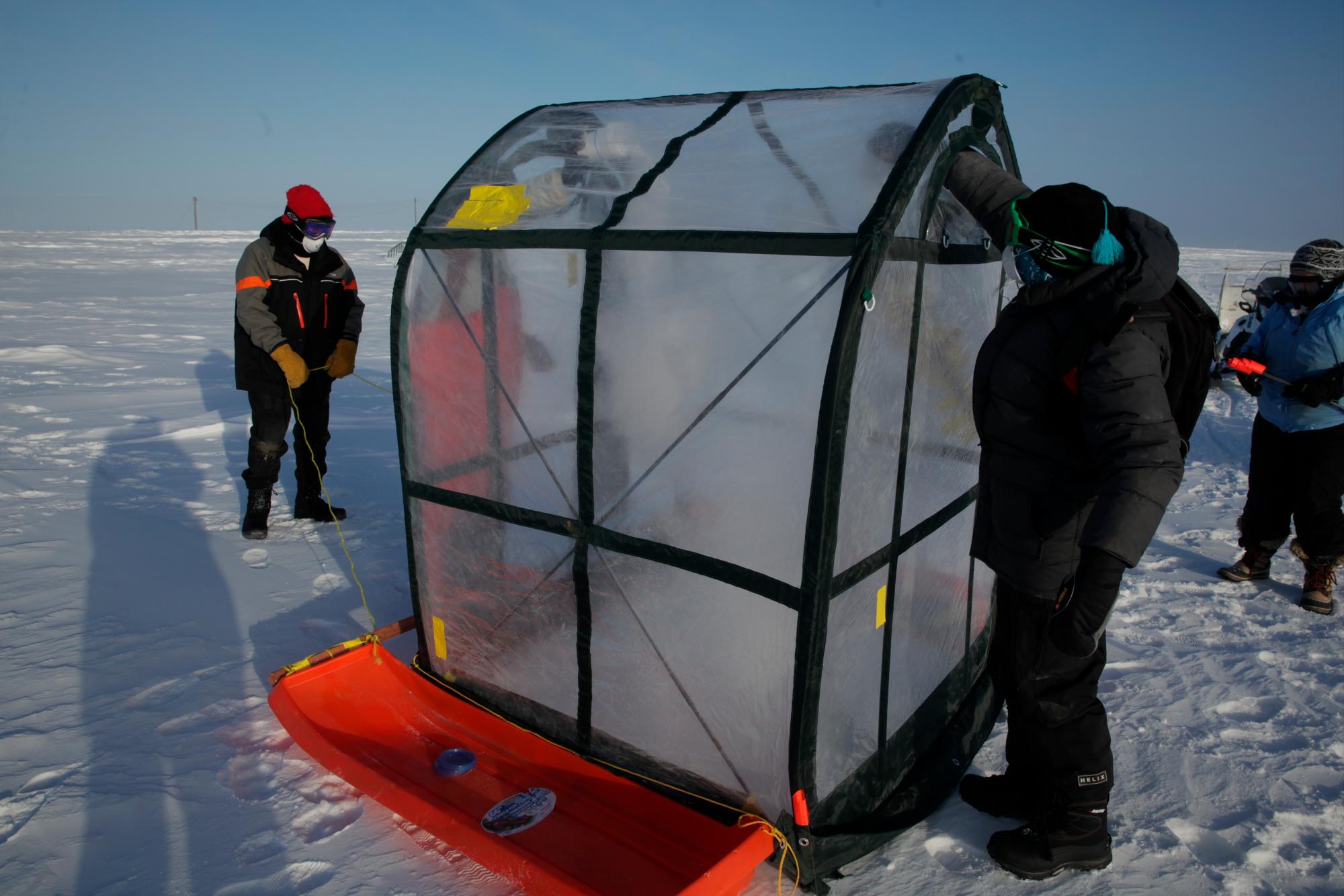 Los investigadores del Arctic Ice Project ponen a punto una boya utilizada para monitorizar la eficacia de las microesferas de vidrio para frenar el derretimiento polar. 