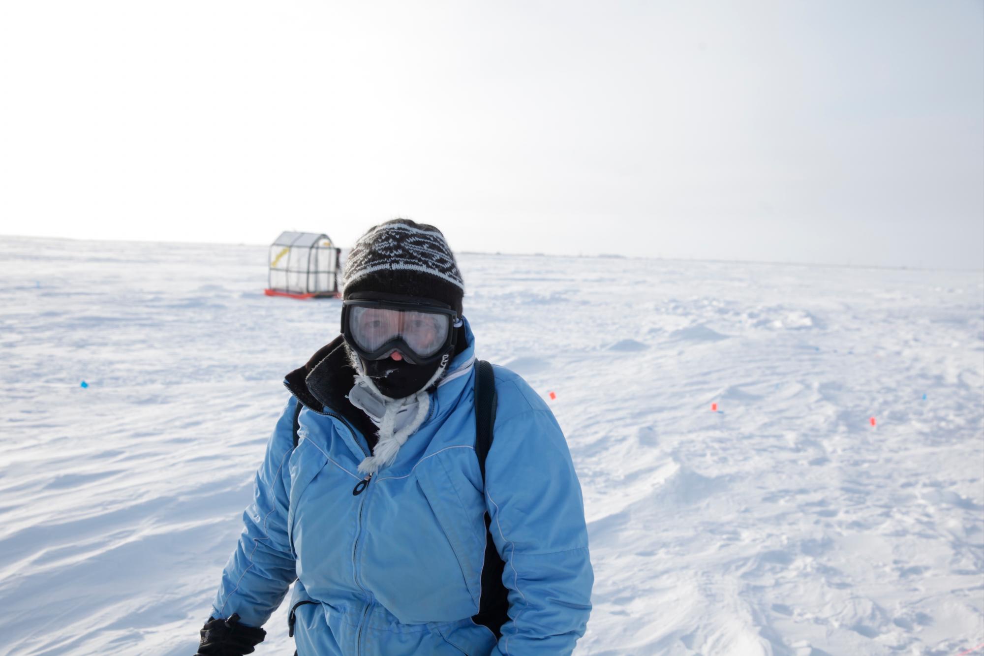 La doctora Leslie Field en en el sitio de investigación y pruebas de AIP en Utqiagvik (Alaska, EE. UU.) 