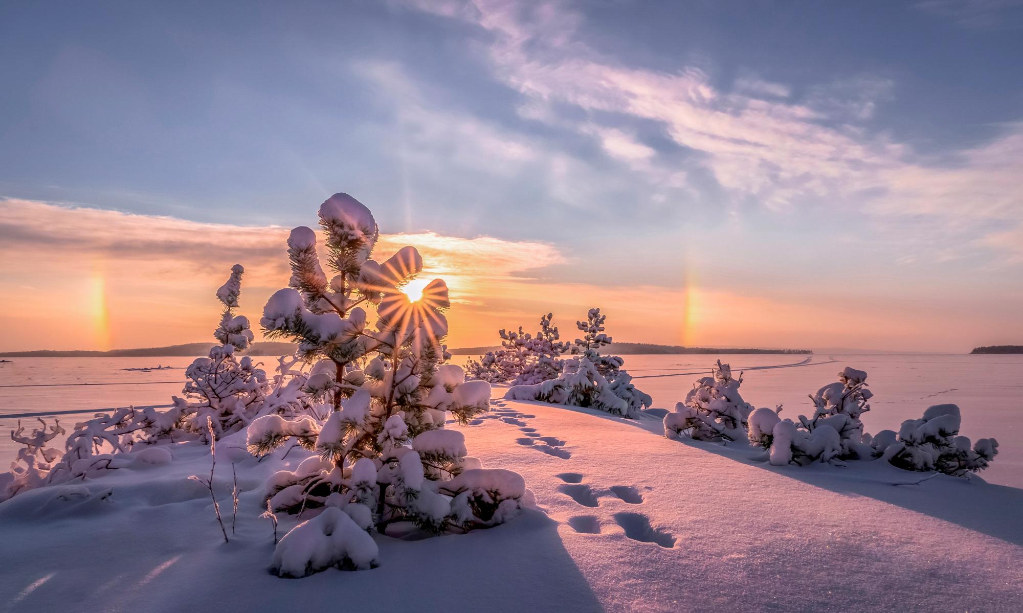 Una bella imagen de un amanecer desde la aldea natal de Santa Claus.