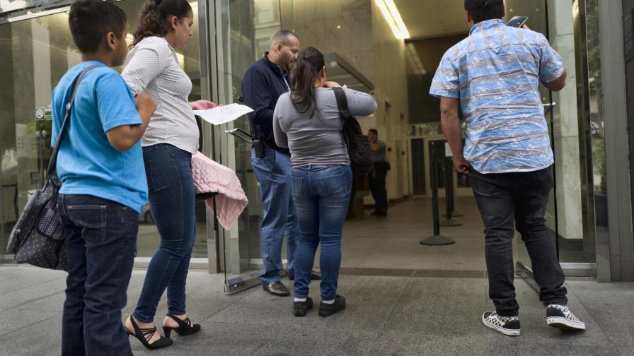 Demandan a California por plan de dar dinero a inmigrantes