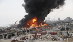 Estalla incendio en puerto de Beirut, a un mes de explosión