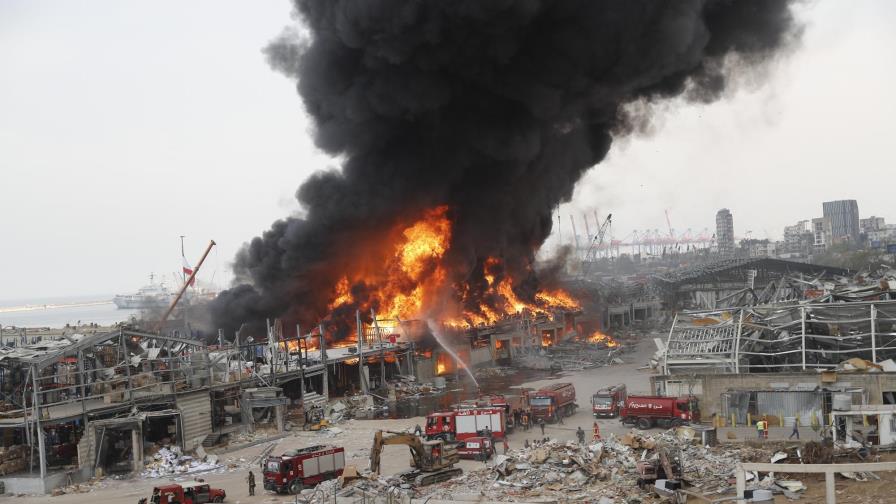 Estalla incendio en puerto de Beirut, a un mes de explosión