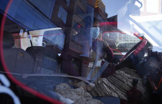 Bolivianas al volante en desafío a un gremio de varones