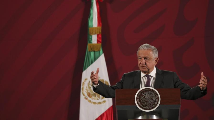 López Obrador estrecha la mano de madre de “El Chapo”