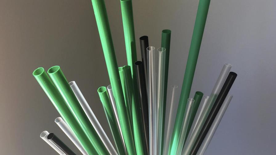 Tras demora por pandemia, Inglaterra prohíbe plásticos