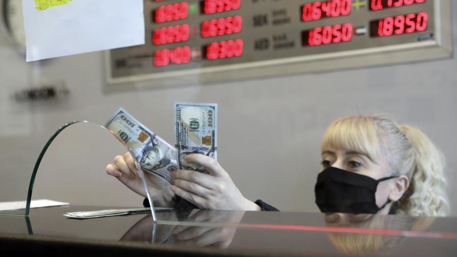 ¿Puede el coronavirus sobrevivir en billetes?