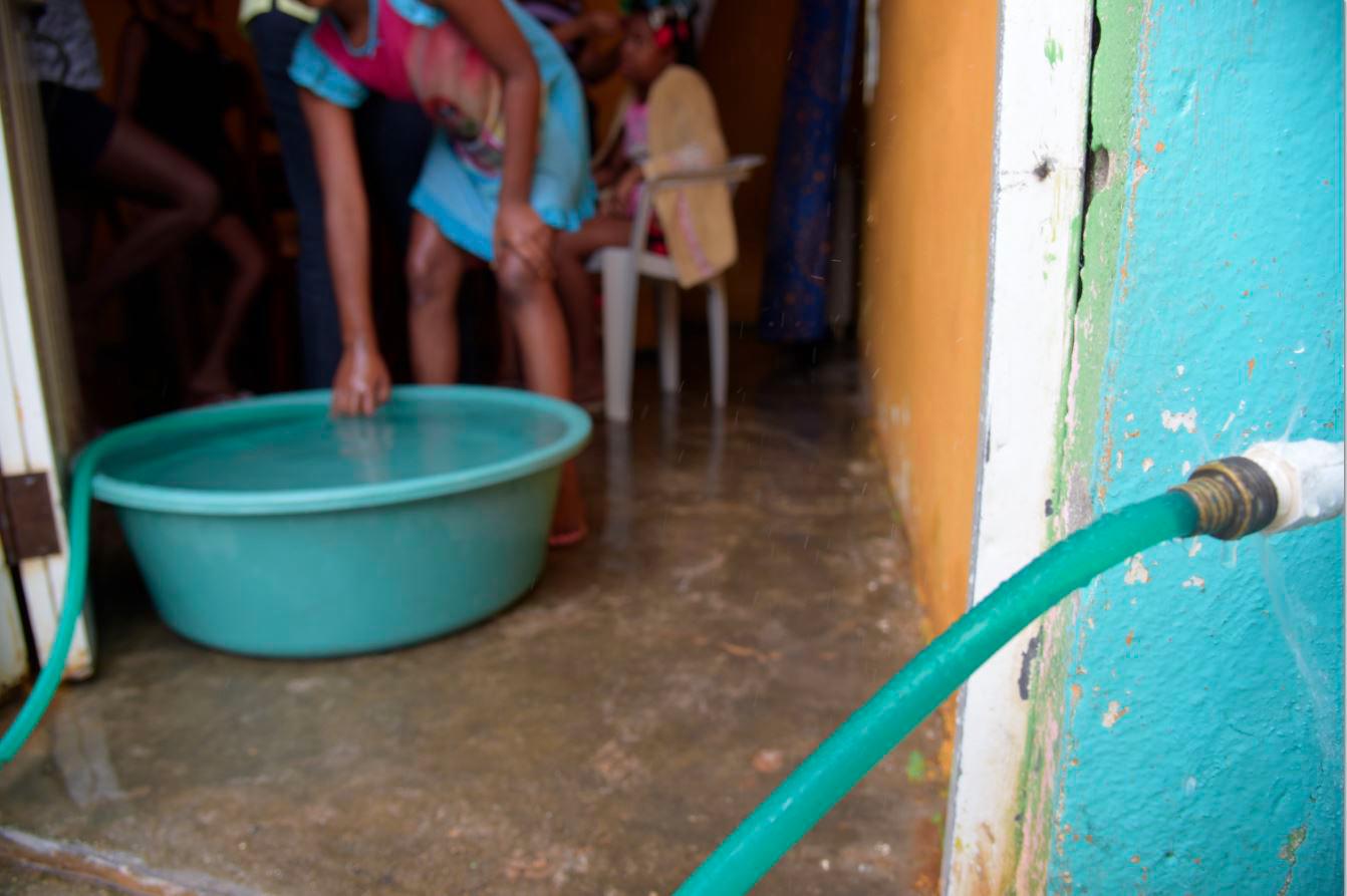 Jazmín Ubiera almacena agua en una ponchera para abastecerse.