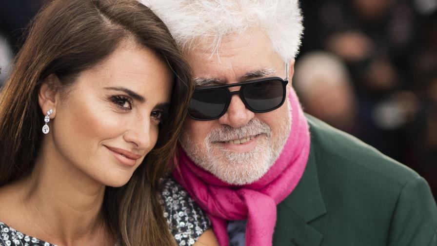 Instagram se disculpa por borrar cartel de film de Almodóvar