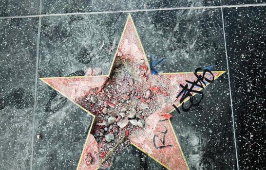 Hombre vandaliza de nuevo la estrella de Trump en Hollywood