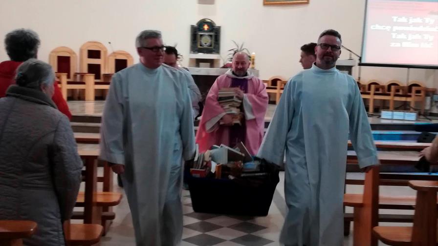 Católicos queman libros de “Harry Potter” en Polonia