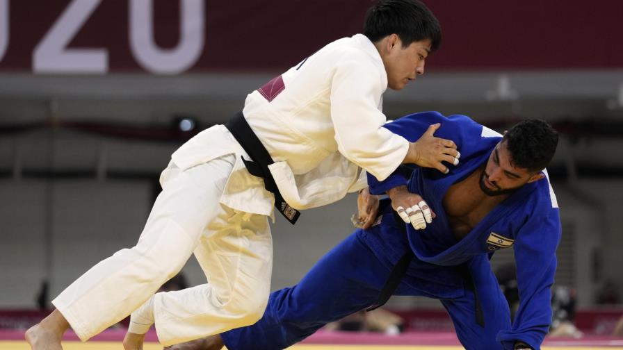 Judoka israelí resiste en Tokio tras retirada de 2 rivales