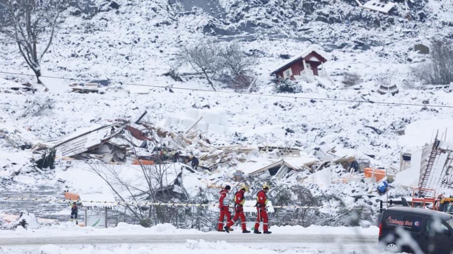 Buscan sobrevivientes tras alud fatal en aldea de Noruega