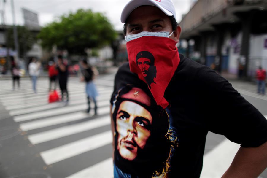 Un hombre con camiseta y mascarilla alusiva al Che Guevara participa en una protesta este miércoles, en las afueras de la Asamblea Nacional de Panamá, en donde el presidente de la nación, Laurentino Cortizo, ofrece ante el parlamento su discurso por su primer año de mandato (EFE/ Bienvenido Velasco)