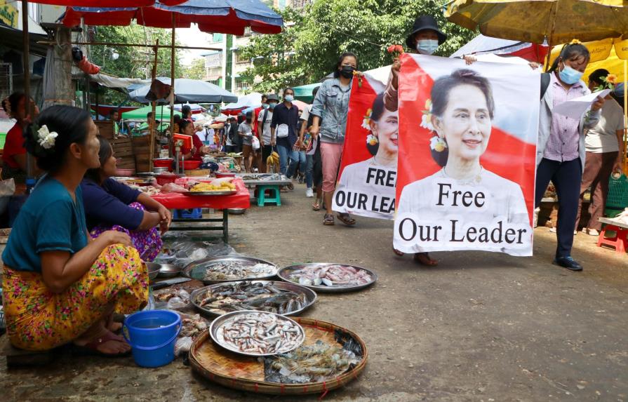 Junta militar de Myanmar limita internet y TV satelital