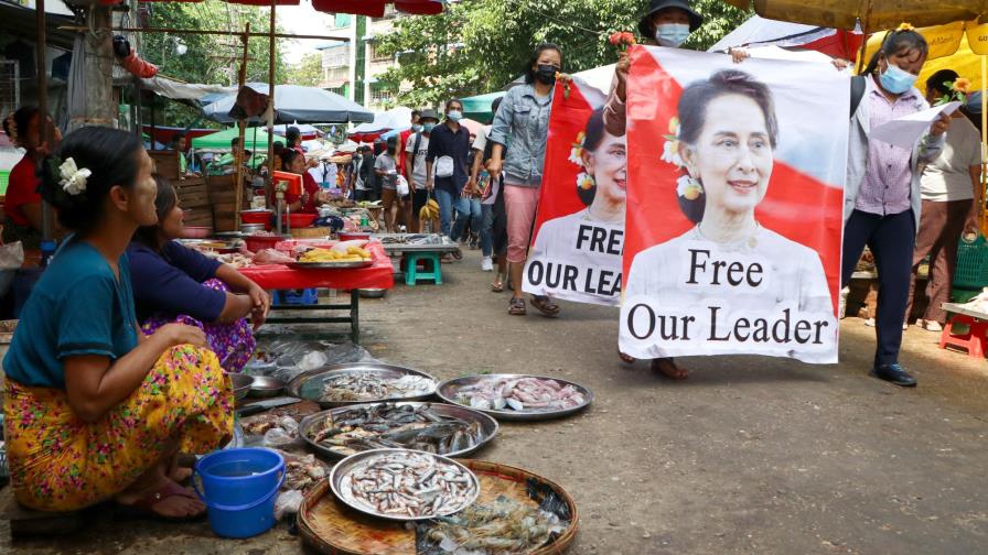Junta militar de Myanmar limita internet y TV satelital