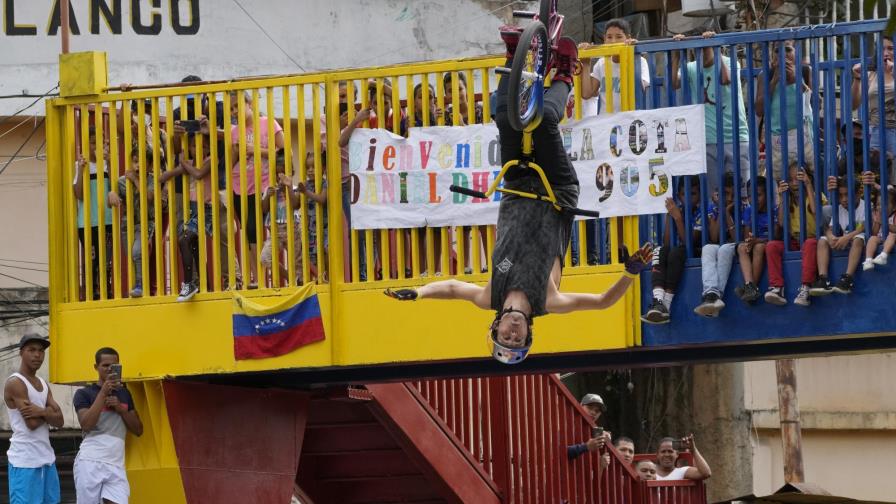 Medallista venezolano Dhers visita barrio peligroso