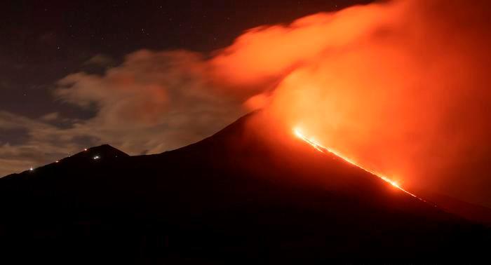 Alertan sobre el avance de ríos de lava del volcán Pacaya en Guatemala