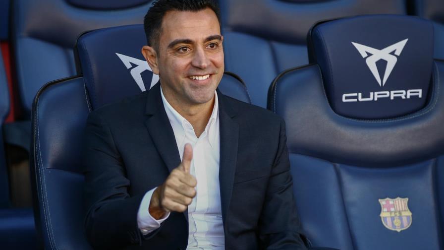 En debut, Xavi pide carácter a jugadores de Barcelona