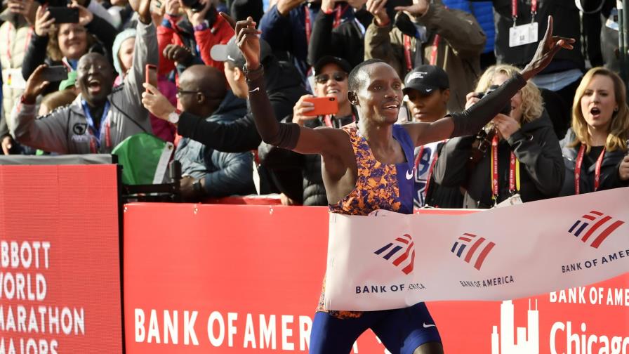 Keniana Brigid Kosgei impone récord mundial en Chicago