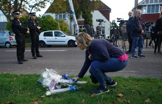 Fallece legislador británico tras ser apuñalado en iglesia