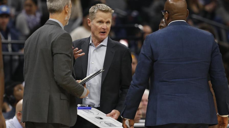 Multan a Steve Kerr por conducta en Sacramento