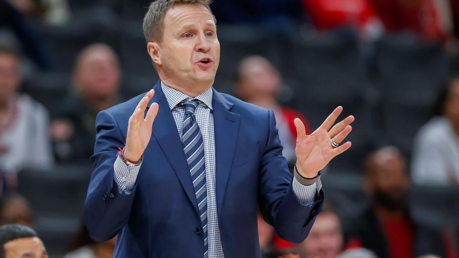 El entrenador de Wizards, Scott Brooks cumple su promesa y se rapa la cabeza