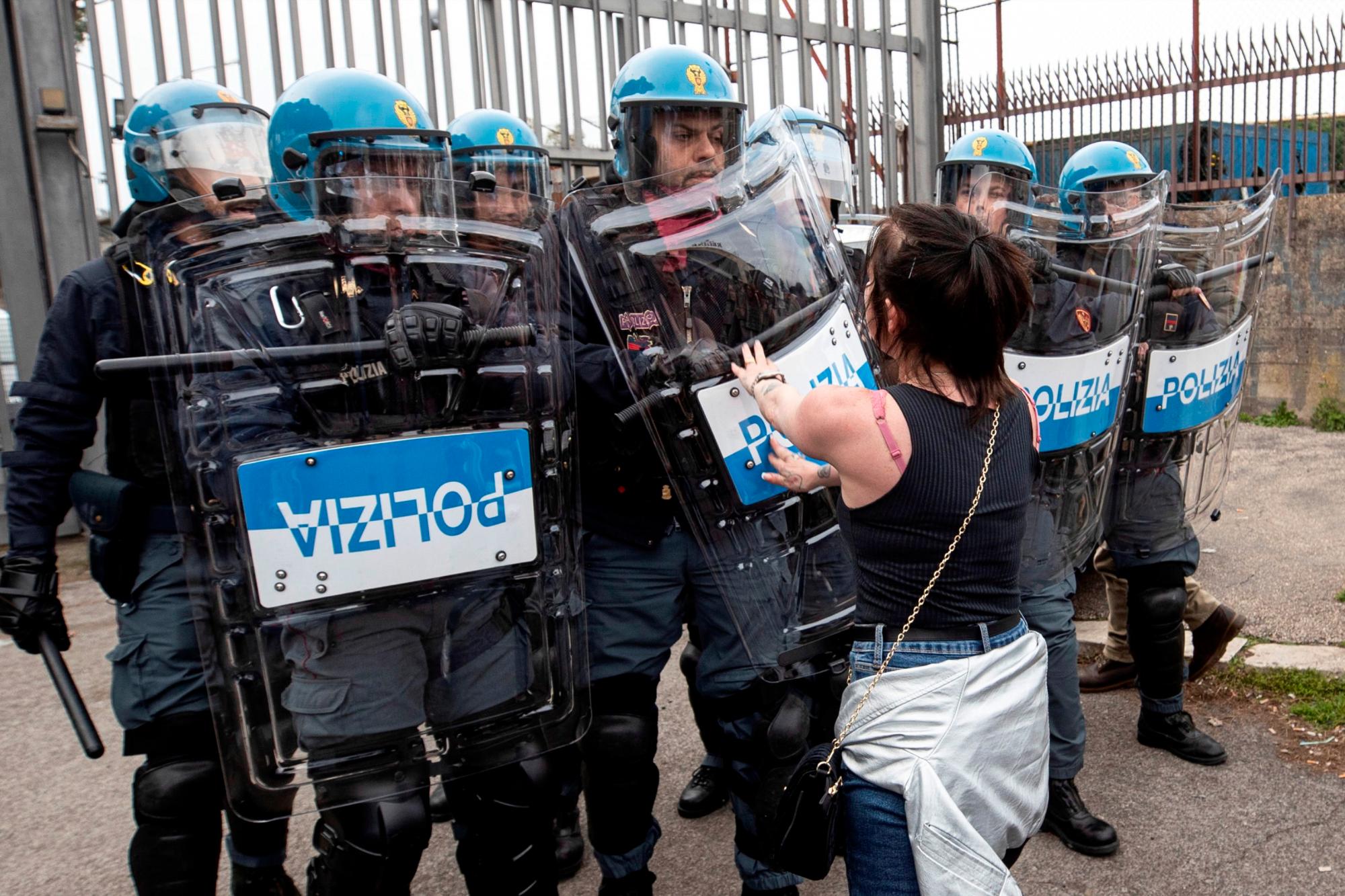 Familiares de los reclusos se enfrentan a agentes de policía en el exterior de la cárcel Rebibbia, este lunes en Roma (Italia).