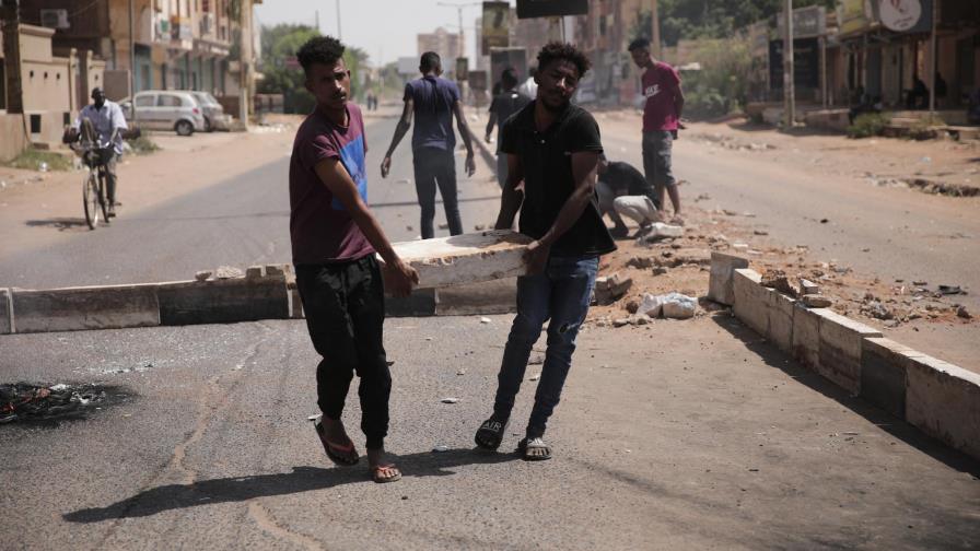 Sudán arresta a 3 activistas, aumenta la presión al ejército