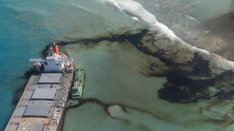 Bombean combustible de carguero encallado en Mauricio