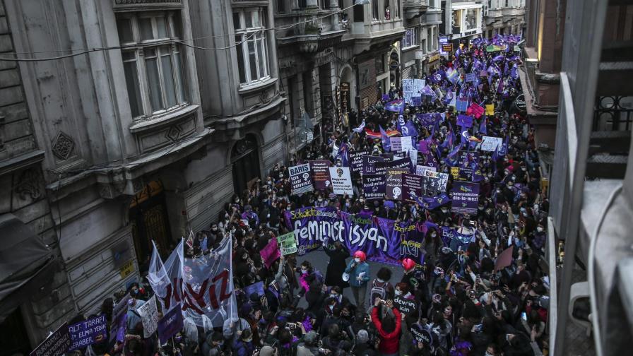 Turquía: 13 detenidos por insultos a Erdogan el 8 de marzo