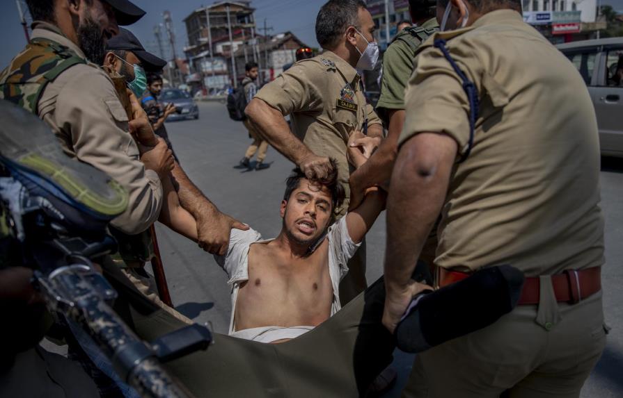 Cachemira: dispersan procesión musulmana con gases