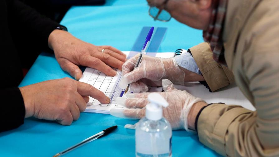 Los franceses van a las urnas bajo la amenaza del coronavirus Los franceses van a las urnas bajo la amenaza del coronavirus
