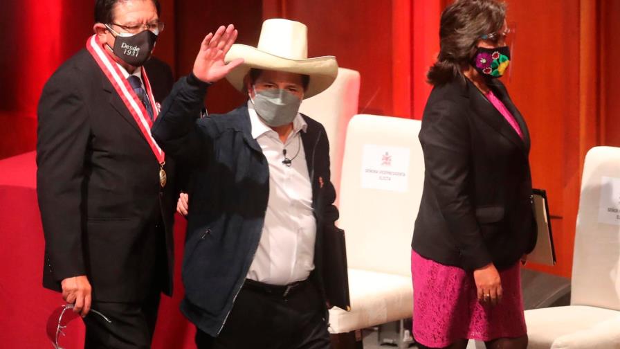 Castillo iniciará su mandato presidencial en Perú con un 53 % de aprobación