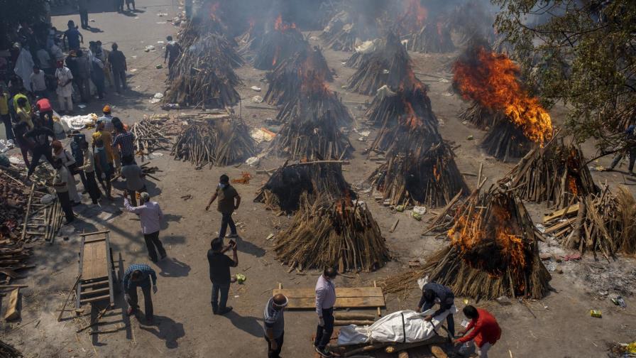 El avance del virus abruma a los crematorios en India