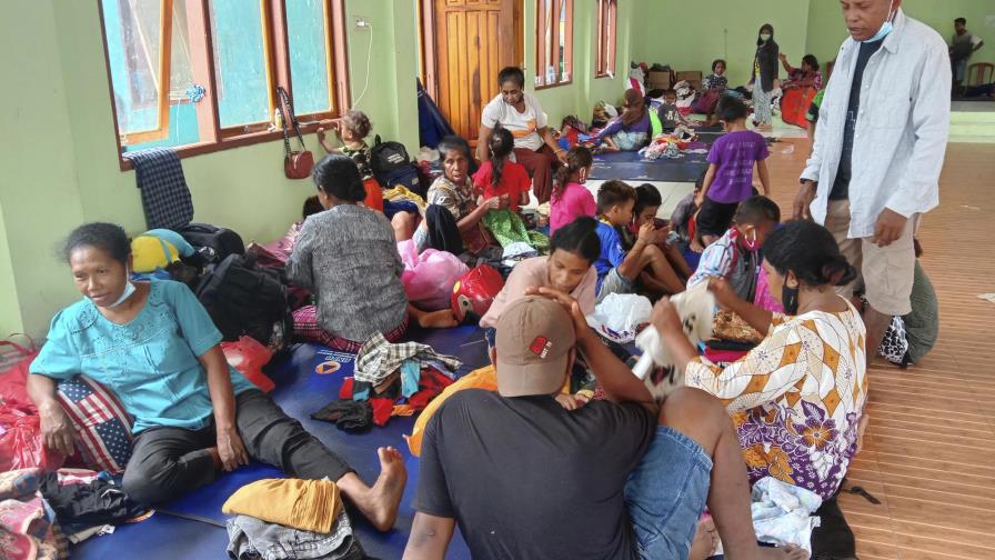 Rescatistas buscan a víctimas de deslaves en Indonesia