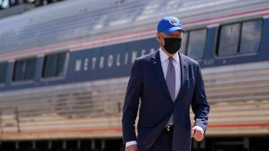 Asesora: Quizás Biden sigue usando máscara por costumbre