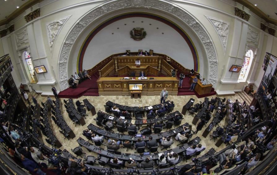 El Parlamento de Venezuela exige la suspensión del plan económico de Maduro