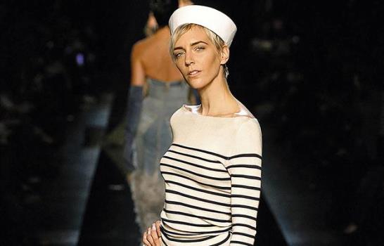 La camiseta marinera respira libertad y las celebrities lo saben
