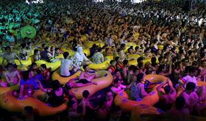 En Wuhan defienden su derecho a festejar tras vencer al virus